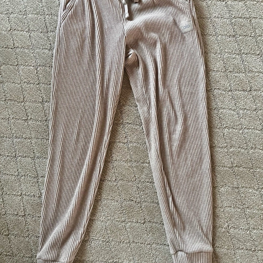 ALO Yoga Ribbed Track Joggers in Beige